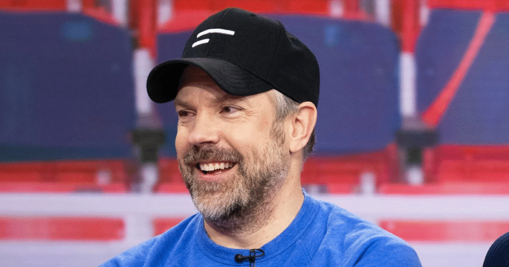 Jason Sudeikis height visible while standing at a red carpet event